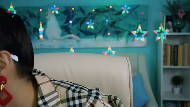 Snapshot of LauraDavidsons chatting on 5, 11, 2025 LauraDavidsons online show from 5, 11, 2025