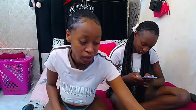 SexyPetitex25 online show from 7, 11, 2025