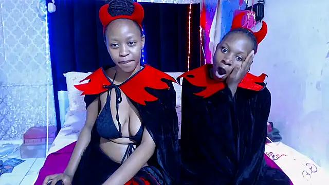 SexyPetitex25 online show from 31, 10, 2025