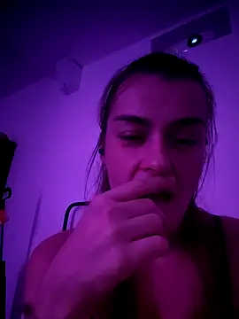 Snapshot of Carolinemiam chatting on 4, 11, 2025 Carolinemiam online show from 4, 11, 2025