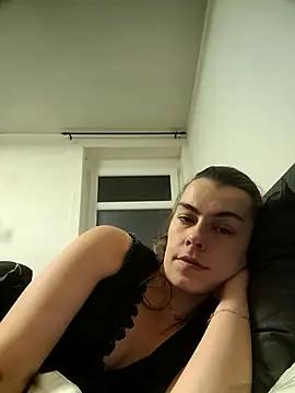 Snapshot of Carolinemiam chatting on 27, 11, 2025 Carolinemiam online show from 27, 11, 2025