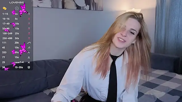 Snapshot of HelenMartines chatting on 28, 10, 2025 HelenMartines online show from 28, 10, 2025