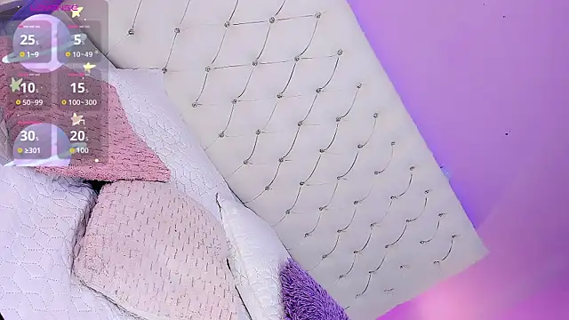 Snapshot of DaniielaV chatting on 9, 11, 2025 DaniielaV online show from 9, 11, 2025