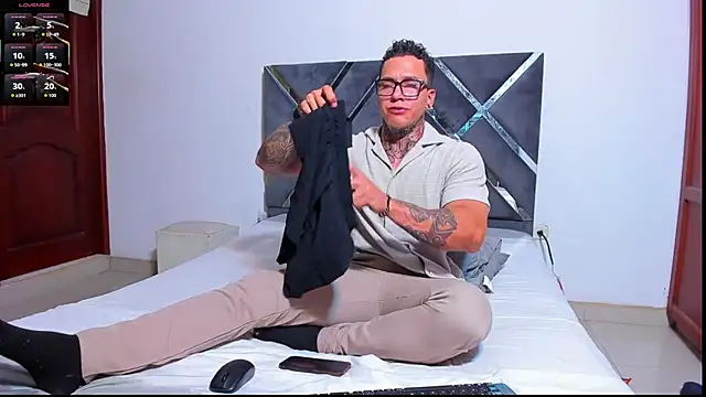 ArnoldSexy  online show from 10, 11, 2025