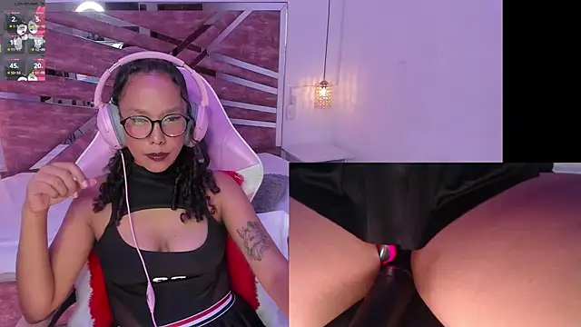 Snapshot of NovaLyn chatting on 4, 11, 2025 NovaLyn online show from 4, 11, 2025