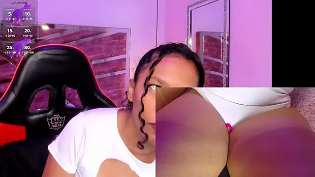 Snapshot of NovaLyn chatting on 11, 10, 2025 NovaLyn online show from 11, 10, 2025