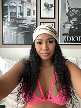 Snapshot of mialuna- chatting on 1, 10, 2025 mialuna- online show from 1, 10, 2025