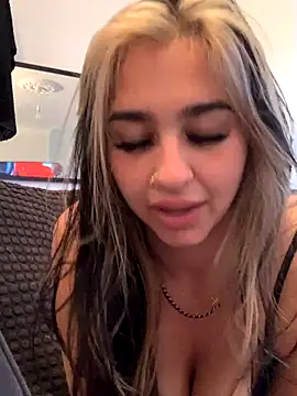 BrunetteBrat-xo online show from 17, 11, 2025