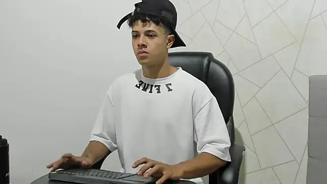 Snapshot of Alex_Colton7 chatting on 28, 11, 2025 Alex Colton7 online show from 28, 11, 2025