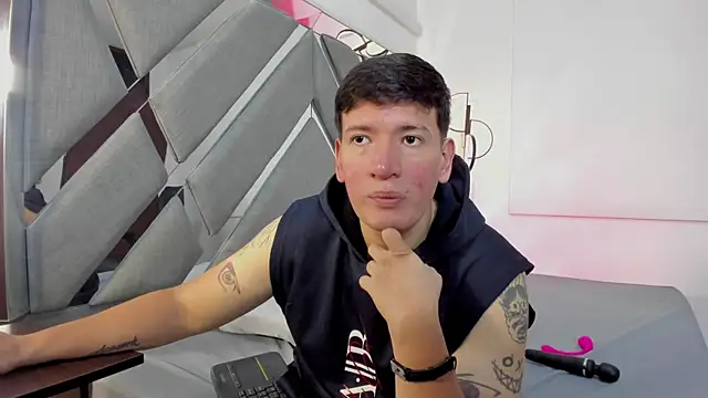 ZoeandEthan online show from 11, 10, 2025