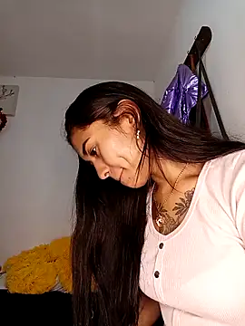 Liahdiaz  online show from 14, 11, 2025