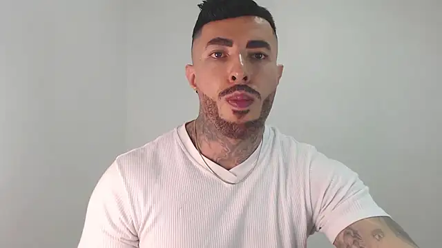 Snapshot of andrea_de_lucaa chatting on 4, 5, 2026 andrea de lucaa online show from 4, 5, 2026