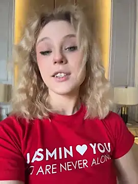 Snapshot of CaitlinSugar chatting on 12, 11, 2025 CaitlinSugar online show from 12, 11, 2025