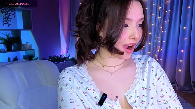 Lucy louras online show from 21, 12, 2025