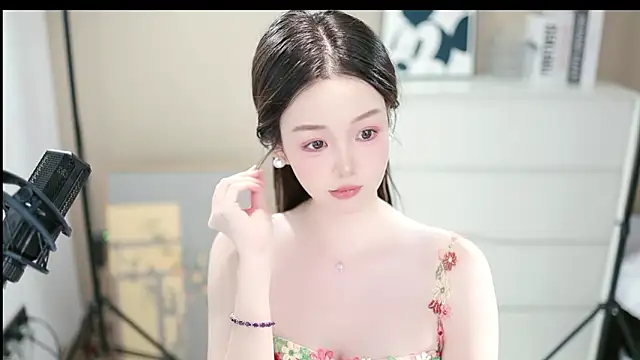 Snapshot of abbyli12 chatting on 12, 11, 2025 abbyli12 online show from 12, 11, 2025