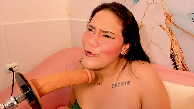 Snapshot of TIFFANY_GLOW__ chatting on 28, 10, 2025 TIFFANY GLOW online show from 28, 10, 2025