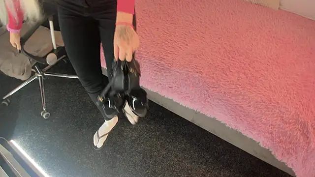 Snapshot of Kira_Key chatting on 8, 10, 2025 Kira Key online show from 8, 10, 2025