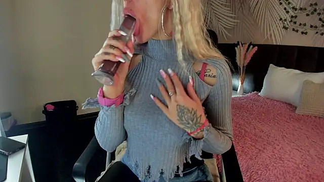 Snapshot of Kira_Key chatting on 24, 10, 2025 Kira Key online show from 24, 10, 2025