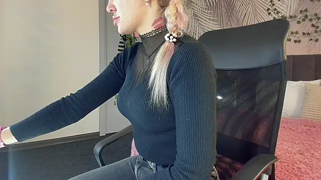 Snapshot of Kira_Key chatting on 7, 11, 2025 Kira Key online show from 7, 11, 2025