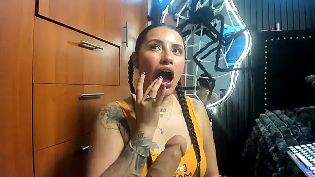 scarletr red online show from 26, 10, 2025