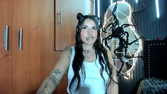 scarletr red online show from 30, 10, 2025