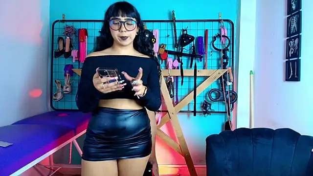 Snapshot of Mrmia_bdsm_extreme chatting on 8, 11, 2025 Mrmia bdsm extreme online show from 8, 11, 2025