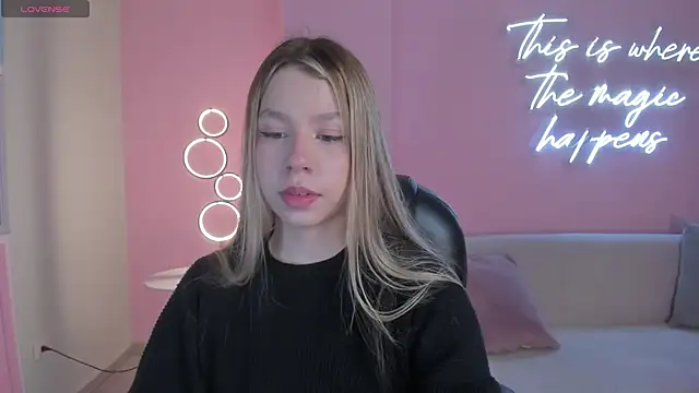 Snapshot of TiffannySins chatting on 9, 6, 2026 TiffannySins online show from 9, 6, 2026