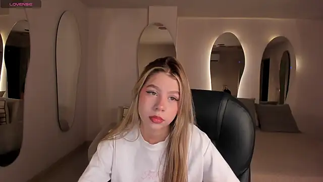 Snapshot of TiffannySins chatting on 27, 5, 2026 TiffannySins online show from 27, 5, 2026