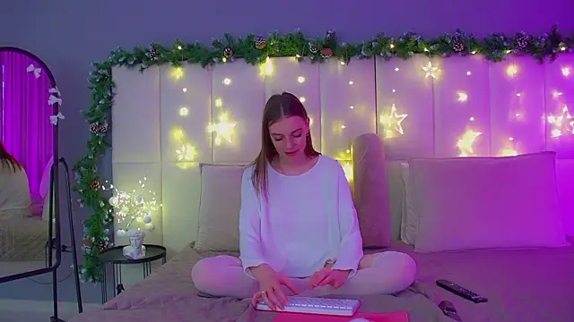 Snapshot of VeronicaVances chatting on 2, 12, 2025 VeronicaVances online show from 2, 12, 2025