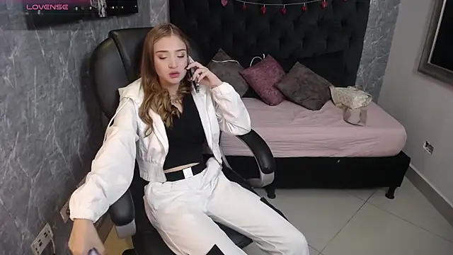 lizzysnow   online show from 11, 9, 2025