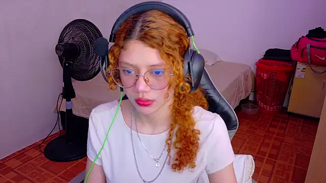 Snapshot of Birdie_0 chatting on 22, 9, 2025 Birdie 0 online show from 22, 9, 2025