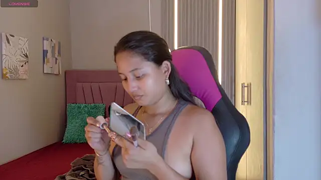 Snapshot of Laly_Cherry_ chatting on 5, 11, 2025 Laly Cherry online show from 5, 11, 2025