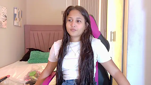 Snapshot of Laly_Cherry_ chatting on 11, 11, 2025 Laly Cherry online show from 11, 11, 2025