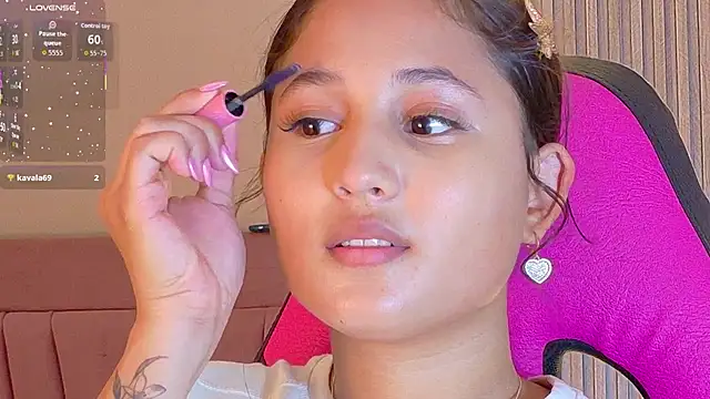 Snapshot of Laly_Cherry_ chatting on 7, 11, 2025 Laly Cherry online show from 7, 11, 2025