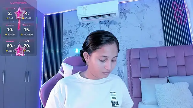 Snapshot of Laly_Cherry_ chatting on 8, 10, 2025 Laly Cherry online show from 8, 10, 2025