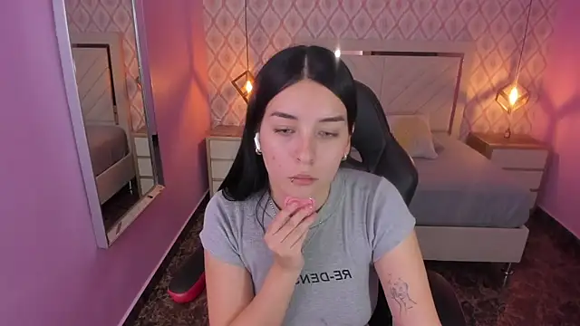 CHRISTY TEIGEN4 online show from 18, 10, 2025