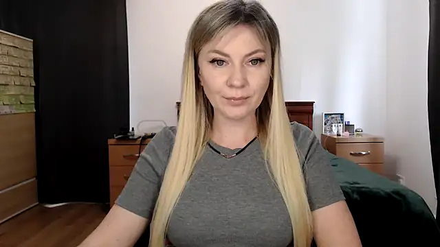 Snapshot of ParadiseAlina chatting on 13, 10, 2025 ParadiseAlina online show from 13, 10, 2025