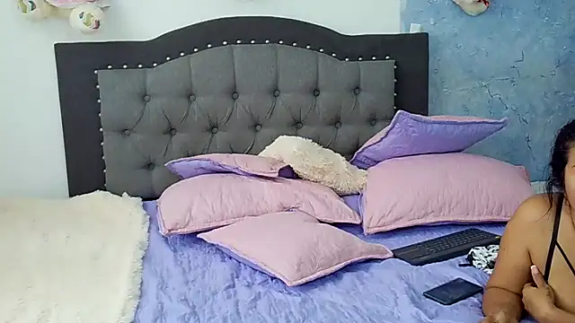 Snapshot of Nicolletorres2 chatting on 25, 11, 2025 Nicolletorres2 online show from 25, 11, 2025