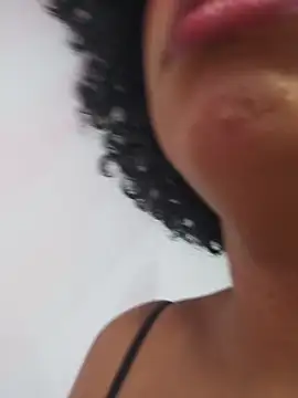 Snapshot of SheyLopez chatting on 11, 11, 2025 SheyLopez online show from 11, 11, 2025