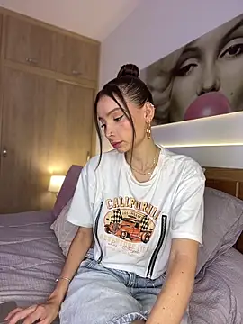 Snapshot of nicolleferragamo chatting on 17, 11, 2025 nicolleferragamo online show from 17, 11, 2025