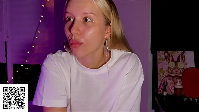 Snapshot of ElysiaXo chatting on 8, 11, 2025 ElysiaXo online show from 8, 11, 2025