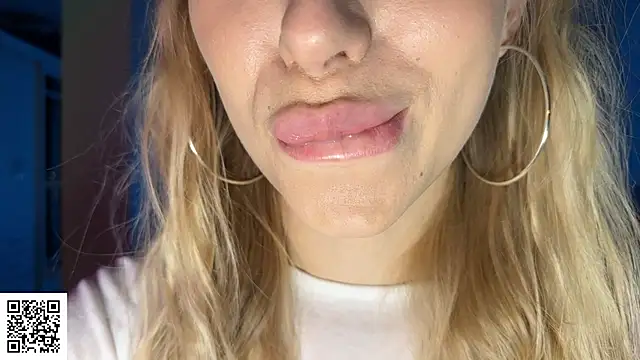 Snapshot of ElysiaXo chatting on 1, 12, 2025 ElysiaXo online show from 1, 12, 2025