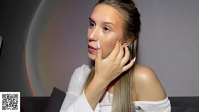 Snapshot of ElysiaXo chatting on 23, 10, 2025 ElysiaXo online show from 23, 10, 2025