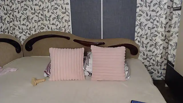 Snapshot of AmoraLuv chatting on 7, 5, 2026 AmoraLuv online show from 7, 5, 2026