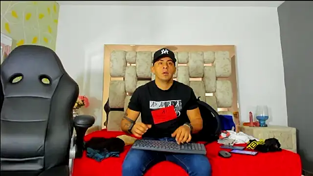 Snapshot of AngelAndChris chatting on 17, 9, 2025 AngelAndChris online show from 17, 9, 2025