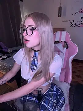 Snapshot of PrettyAshley_ chatting on 24, 4, 2026 PrettyAshley online show from 24, 4, 2026