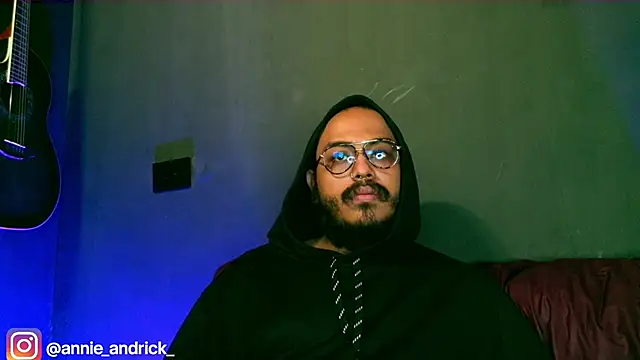  leda swan  online show from 10, 10, 2025