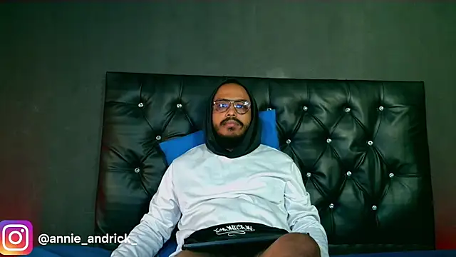  leda swan  online show from 4, 12, 2025