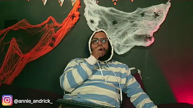  leda swan  online show from 22, 10, 2025