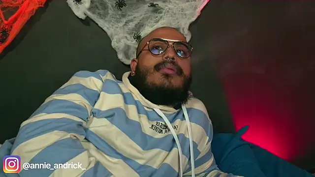  leda swan  online show from 24, 10, 2025